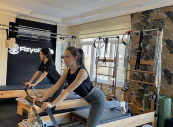 Hizmetlerimiz Özverili ve eğitimli fizyoterapist kadromuz ile klinik pilates ve kişiye özel egzersiz hizmetlerimizi, danışanlarımızın ihtiyaçları doğrultusunda sürdürülebilir şekilde sunuyoruz. 